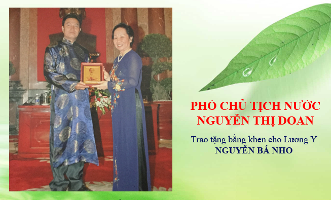Phó chủ tịch nước Nguyễn Thị Doan trao tặng bằng khen cho Lương Y Nguyễn Bá Nho
