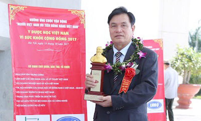 Lương Y Nguyễn Bá Nho nhận chứng nhận vì sức khỏe cộng đồng